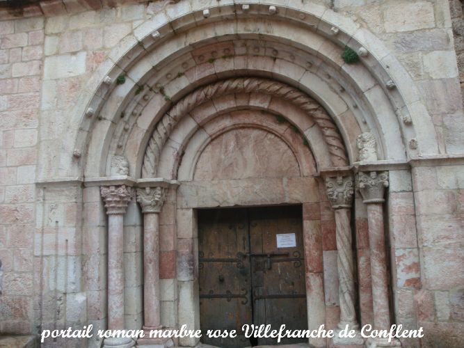01 portail roman marbre rose Villefranche de Conflent
