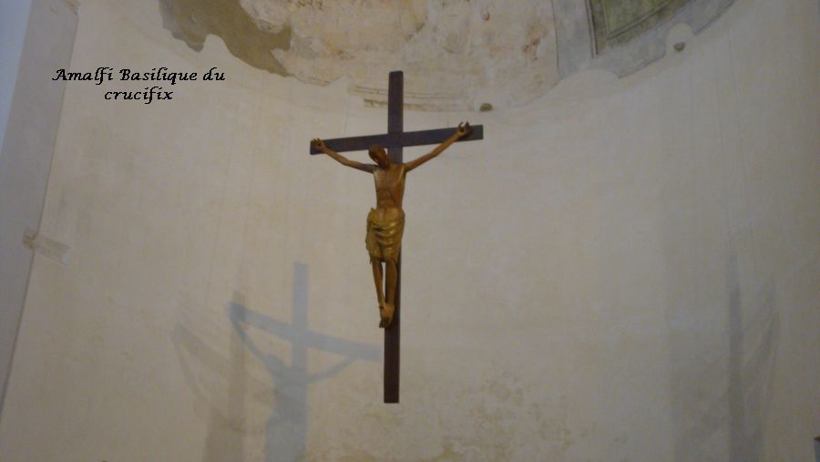 11 Christ suspendu dans le choeur église Amalfi