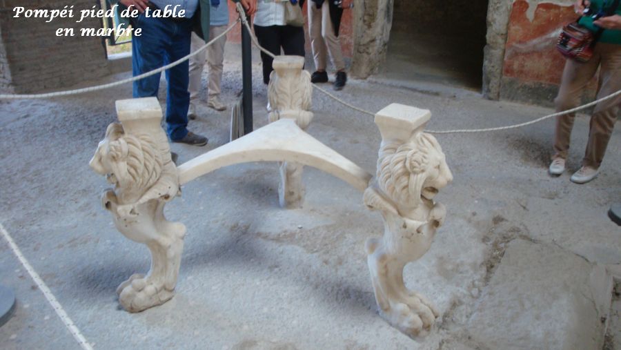 15 Pompéi pied de table en marbre